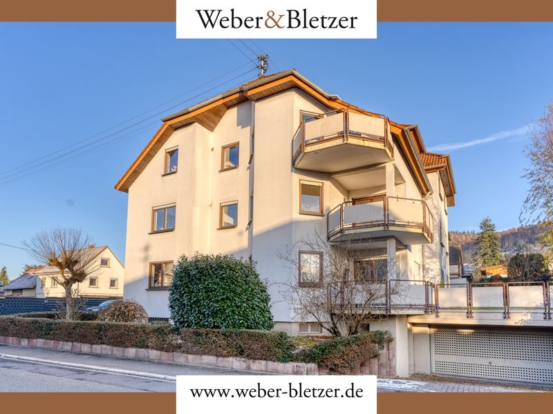 Modernisierte & lichtdurchflutete 4-Zimmerwohnung mit Balkon, EBK und zwei PKW-Stellplätzen!